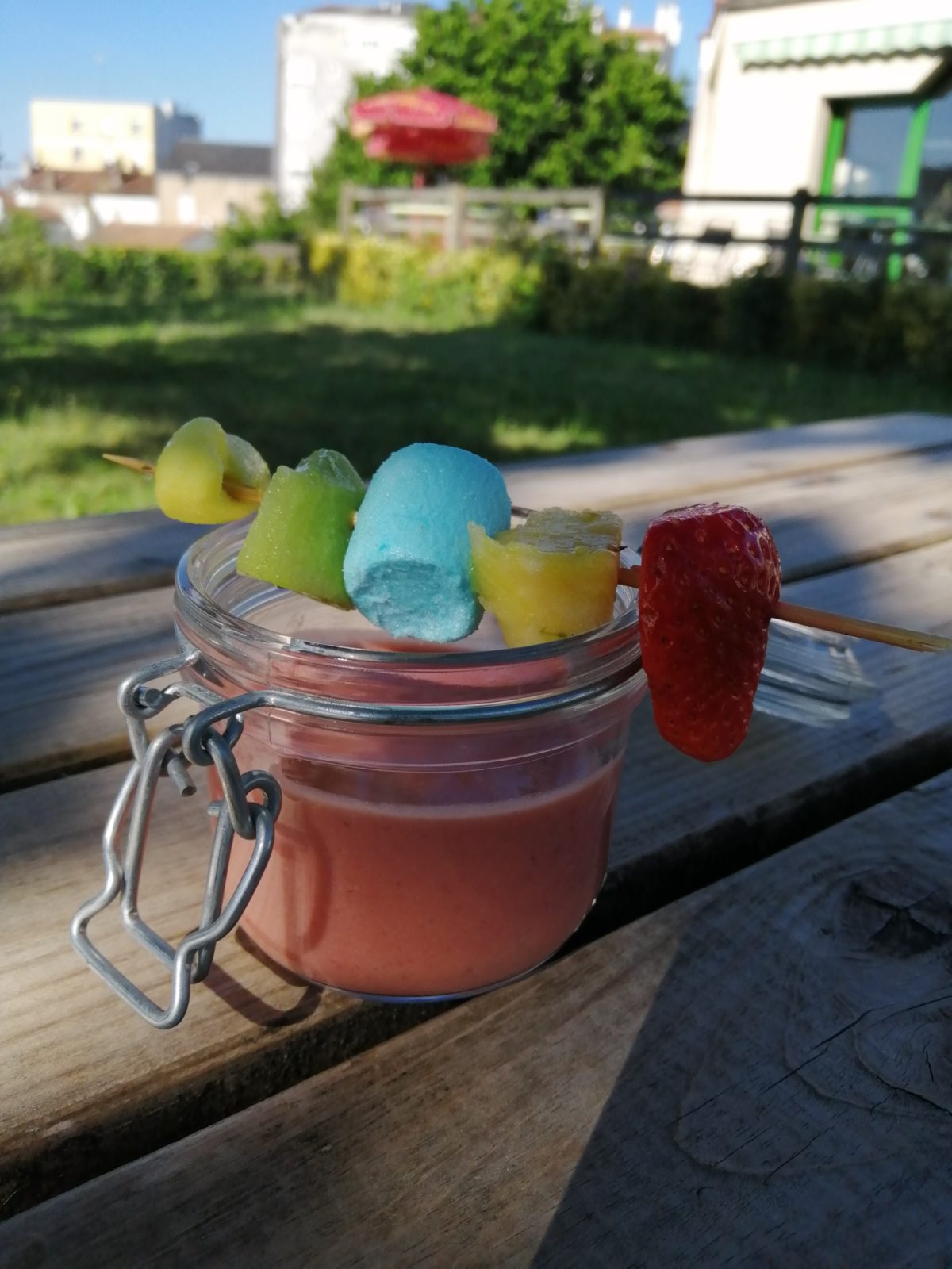 Smoothie aux fruits servi glacé sur votre terrasse en dessert du jour